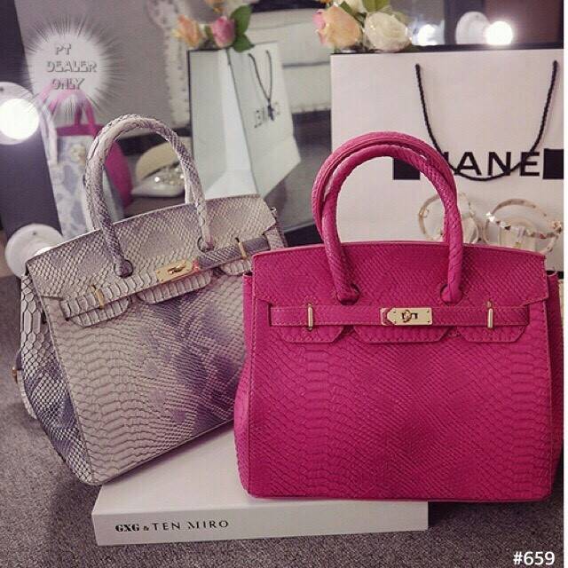 กระเป๋าถือลายงู