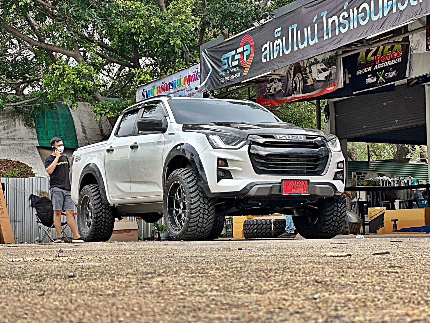 D-MAX ทรงเมกา โคตรหล่อที่ STEP9