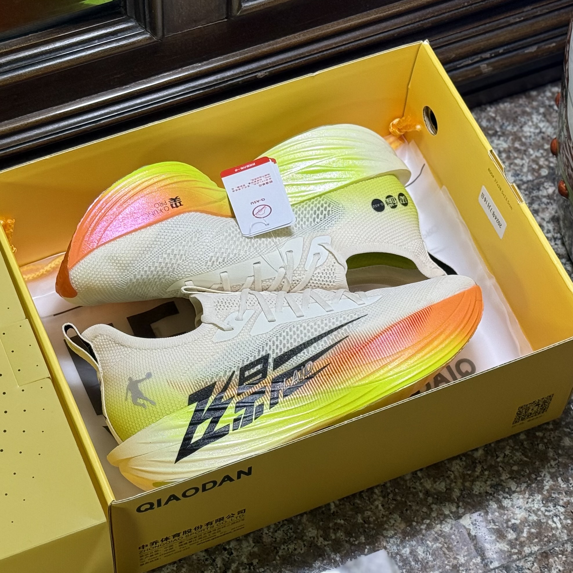 รองเท้าวิ่ง Qiaodan Feiying Plaid 1.5 ‘Shiny Yellow’ (M11US)