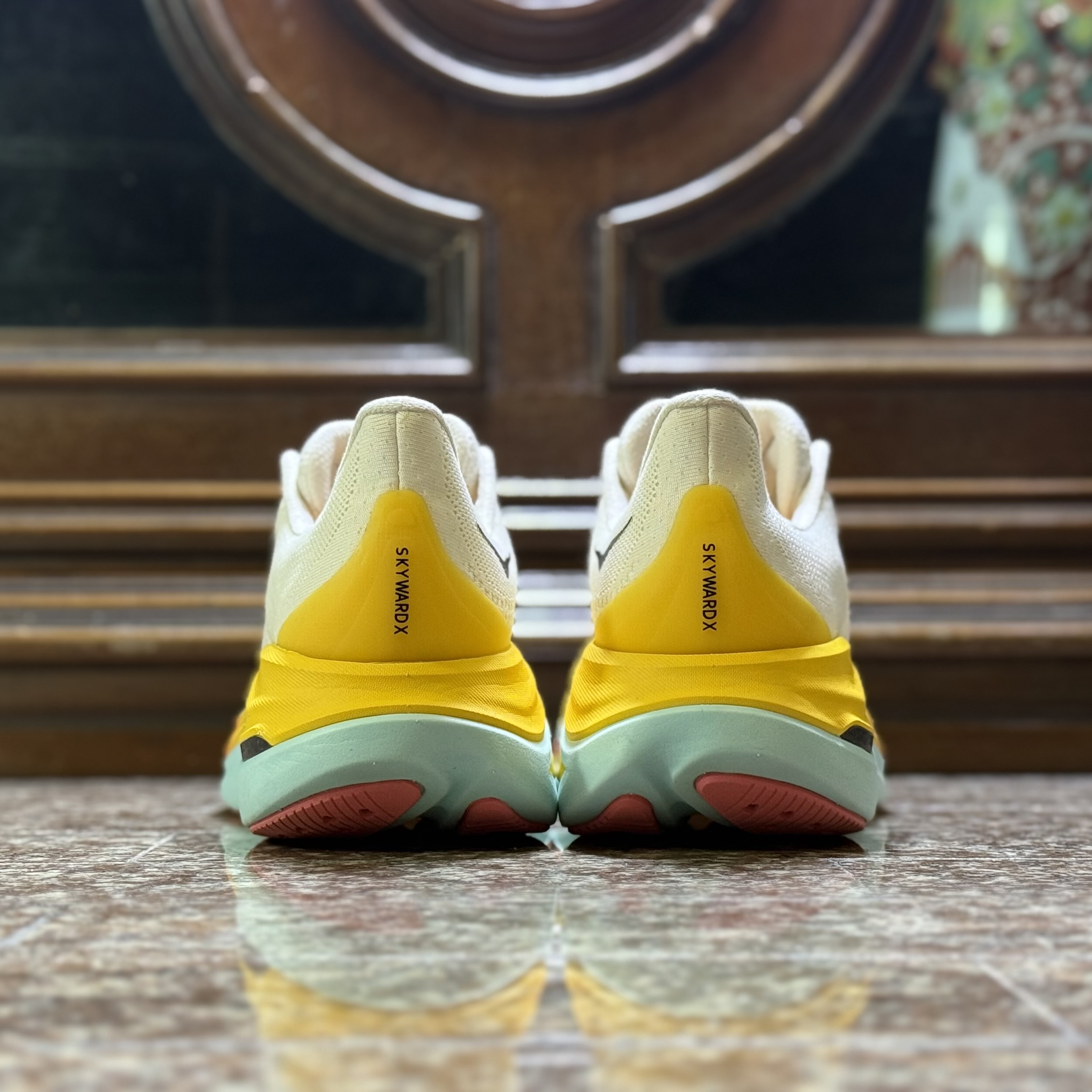 รองเท้าวิ่ง HOKA Skyward X Women #มือ2 (W8.5US)