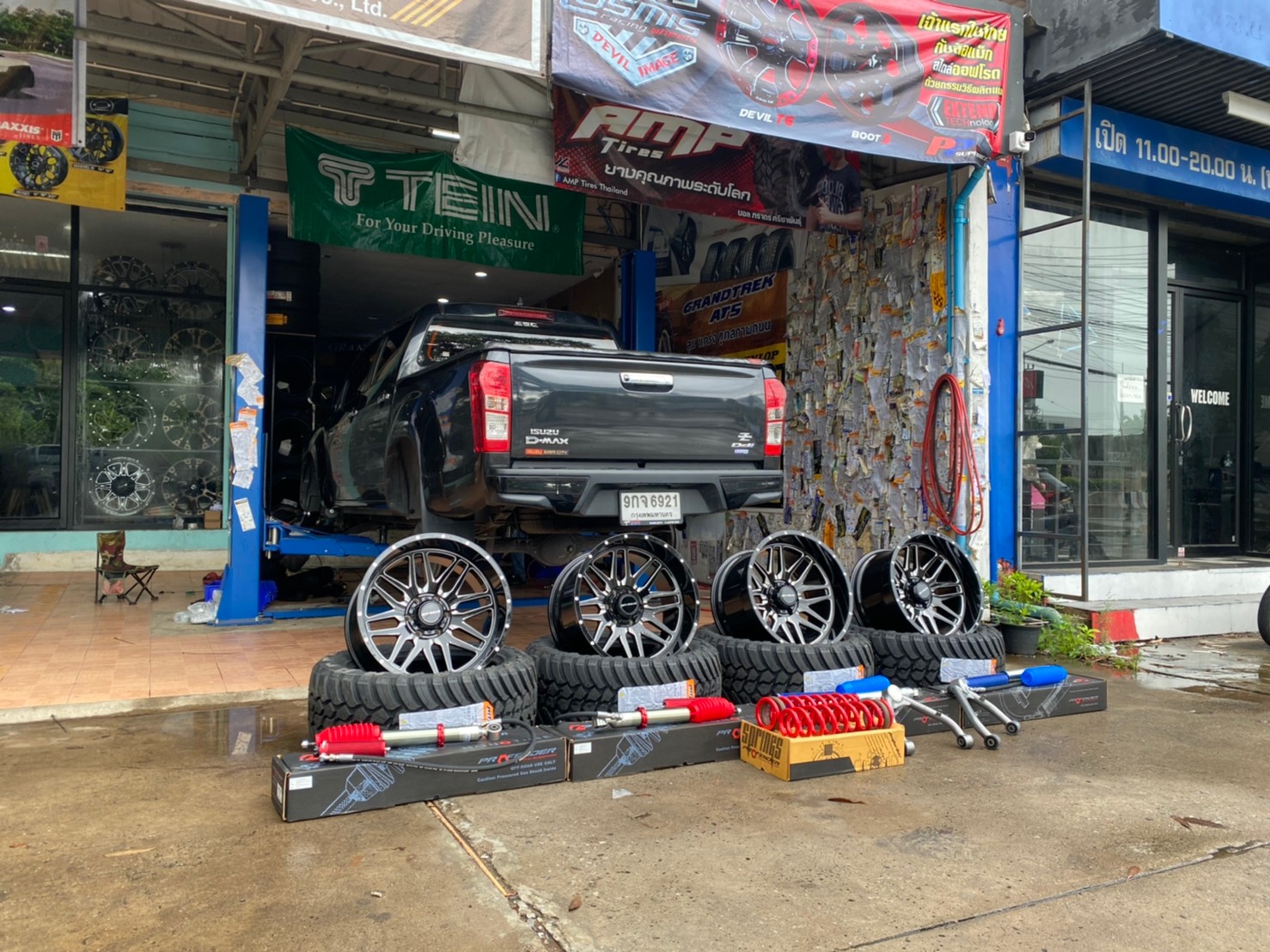 D-MAX จัดทรงเมกา ที่ STEP9 หล่อทุกลำ