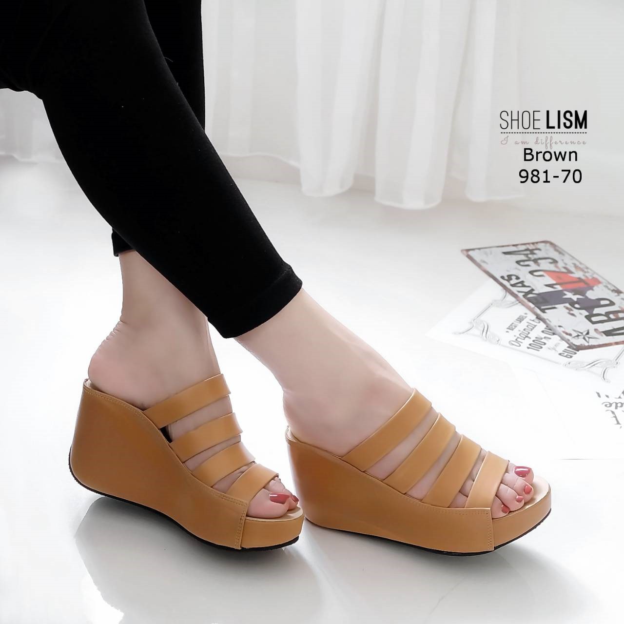 รองเท้าส้นเตารีด มีสายคาด