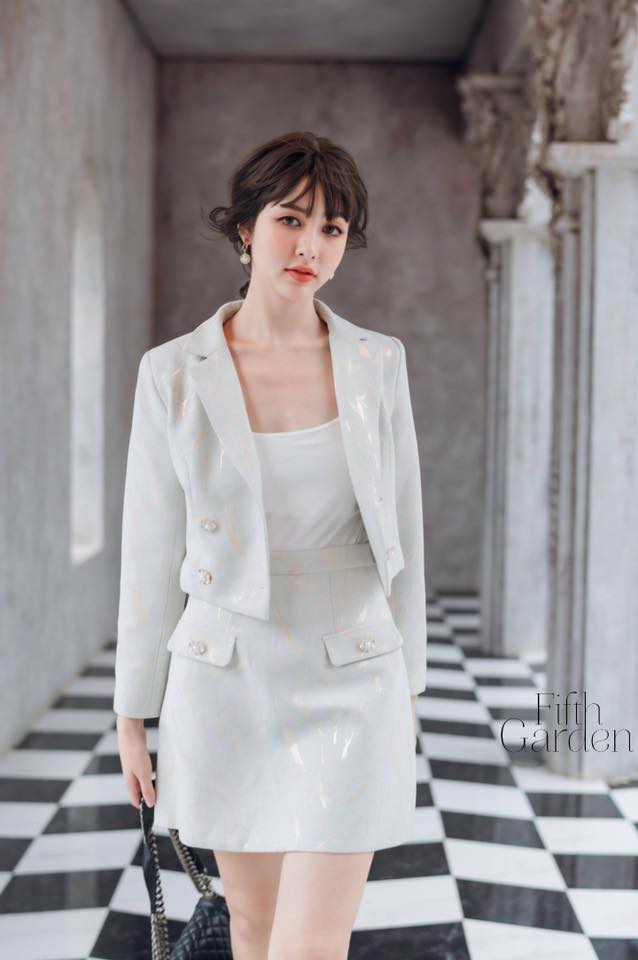 Set ครอปสูทสุดน่ารัก ที่มาพร้อมกับความหรูขั้นสุดกับผ้าที่สั่งทำพิเศษเพื่อสาว ๆ Fifth Garden เหมือนเช่นเคยและอยากจะบอกว่าสีของชุดนี้ขับผิวมากมายใส่ยังไงก็สวยแน่นอนค่ะ❤❤❤