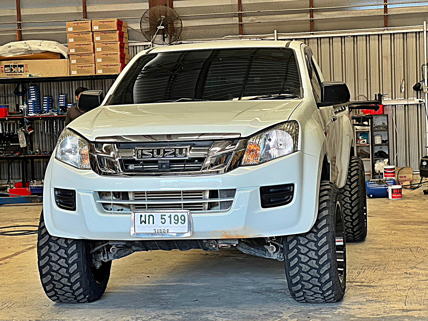 D-MAX หัวเดียว จองคิวมาจากระยอง แต่งทรงเมกาที่ STEP9