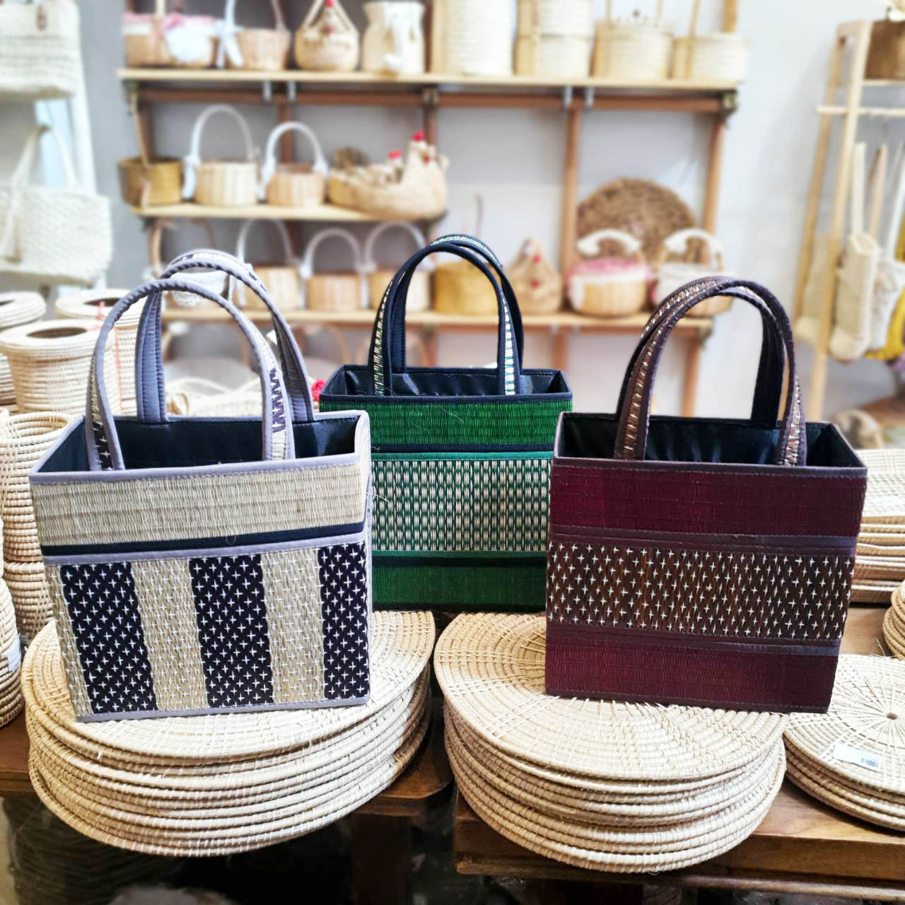 กระเป๋าเสื่อกก หูหิ้ว คล้องแขน คละสี 🍨