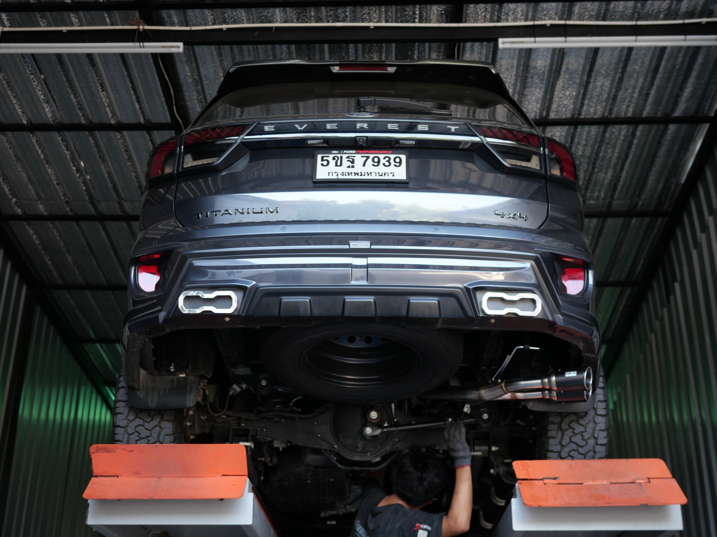 ท่อ HKS ปลายคาร์บอน คู่ออกข้าง รหัส 31021-ZA014 ใส่กับ EVEREST NEXTGEN