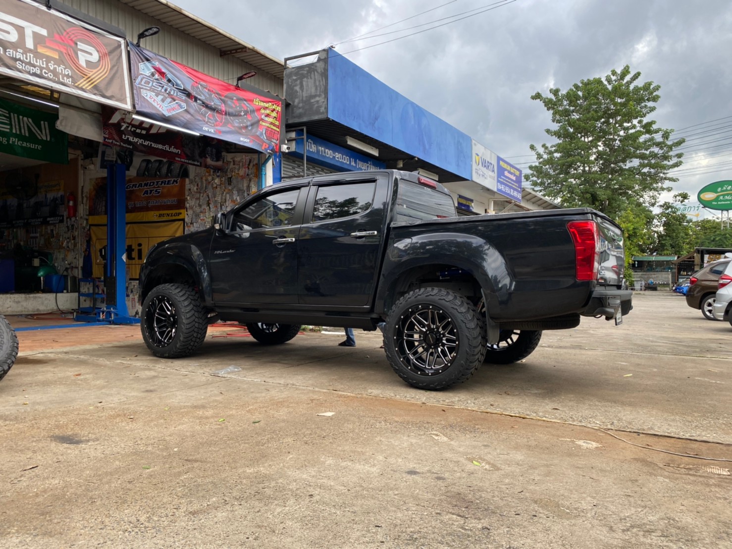 D-MAX จัดทรงเมกา ที่ STEP9 หล่อทุกลำ