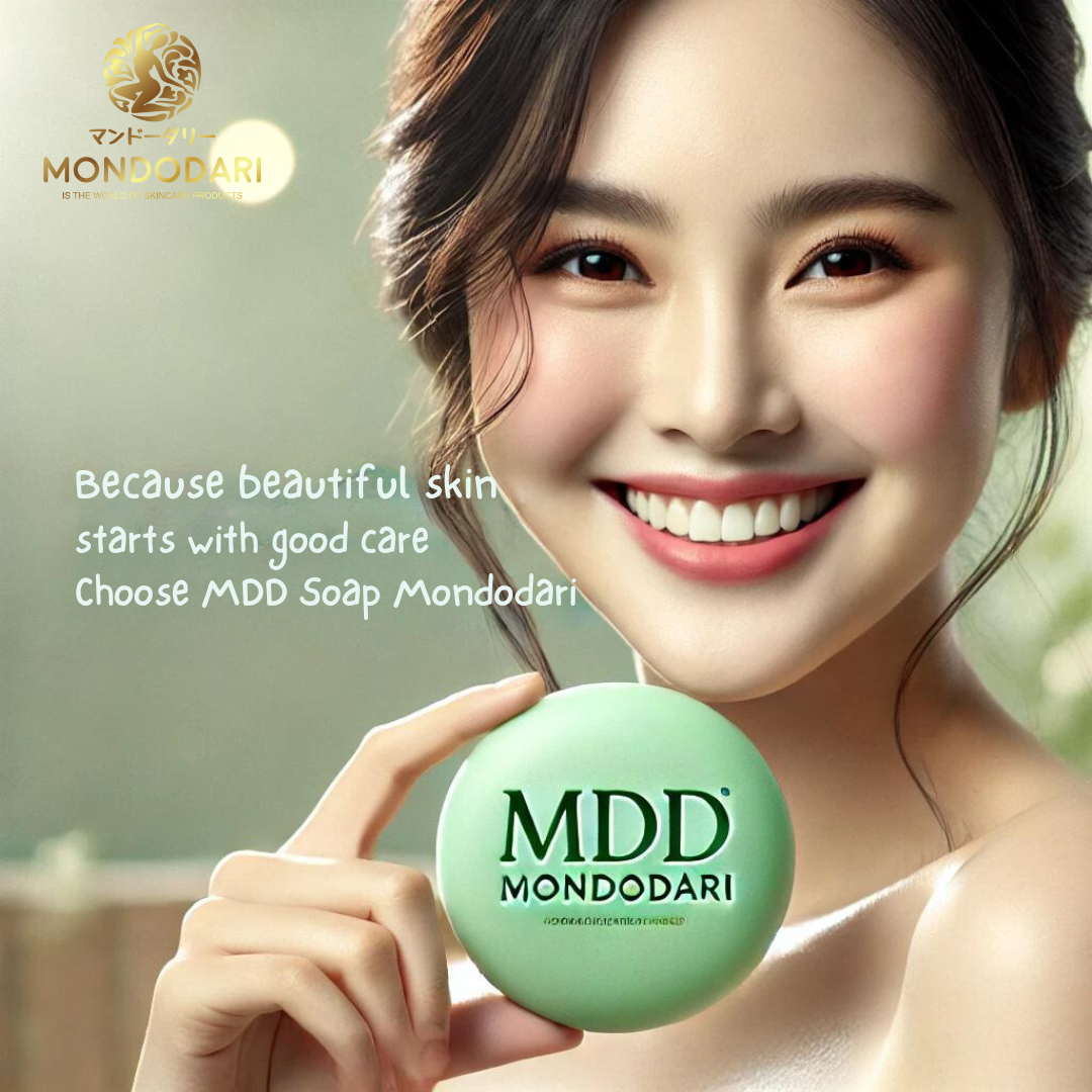 Tablet of MDD SOAP MONDODARI (ภาษาไทย) ชื่อสินค้า: MDD SOAP MONDODARI ประเภทสินค้า: สบู่บำรุงผิวสูตรสมุนไพร น้ำหนัก: 100 กรัม รายละเอียดสินค้า: สบู่ MDD SOAP MONDODARI สูตรบำรุงผิวที่ช่วยฟื้นฟูและบำรุงผิวให้อิ่มฟู กระชับ และเนียนนุ่ม ด้วยสารสกัดจากสมุนไพรธรรมชาติ เช่น ขมิ้นชัน และสารสกัด Curcuma Comosa Rhizome Extract ที่มีประสิทธิภาพในการช่วยให้ผิวกระจ่างใสขึ้น ลดเลือนริ้วรอยและจุดด่างดำ พร้อมช่วยบำรุงผิวบริเวณทรวงอกเพื่อให้ผิวเนียนเรียบ และอ่อนเยาว์ จุดเด่นของสินค้า: ช่วยบำรุงผิวให้เนียนนุ่มและกระชับ สารสกัดจากธรรมชาติ ช่วยลดเลือนจุดด่างดำ ฟื้นฟูและกระจ่างใสผิวพรรณ ใช้ได้กับผิวหน้าผิวกายและผิวบริเวณทรวงอก ปราศจากสารเคมีที่ทำให้ระคายเคืองผิว วิธีใช้: ถูสบู่ให้เกิดฟอง นวดเบาๆ ทั่วใบหน้าและร่างกาย ล้างออกด้วยน้ำสะอาด ใช้เป็นประจำทุกวันเพื่อผลลัพธ์ที่ดี ส่วนผสมหลัก: Curcuma Aromatica Curcuma Comosa Rhizome Extract Ascorbic Acid (วิตามินซี) Collagen Glycerine Glutathione Pearl Extract Honey Extract Hydrolyzed Silk Tocopheryl Acetate (วิตามินอี) Niacinamide Salicylic Acid Alpha-Arbutin คุณสมบัติของส่วนผสมหลักของ MDD SOAP MONDODARI Curcuma Aromatica (ขมิ้นอโรมา): ช่วยฟื้นฟูผิว ลดการอักเสบ และบรรเทาการระคายเคือง มีคุณสมบัติต้านเชื้อแบคทีเรียและเชื้อรา ทำให้ผิวสะอาดและสุขภาพดี ช่วยลดเลือนจุดด่างดำ และปรับสภาพสีผิวให้สม่ำเสมอ Curcuma Comosa Rhizome Extract: สารสกัดจากสมุนไพรที่ช่วยกระชับผิว ช่วยเพิ่มความยืดหยุ่นของผิว ทำให้ผิวเนียนนุ่ม ดูอ่อนเยาว์ มีคุณสมบัติในการลดการอักเสบและบำรุงผิวบริเวณทรวงอก Ascorbic Acid (วิตามินซี): ช่วยในการปรับสีผิวให้สม่ำเสมอและกระจ่างใส เป็นสารต้านอนุมูลอิสระที่ช่วยปกป้องผิวจากความเสียหายที่เกิดจากแสงแดด กระตุ้นการผลิตคอลลาเจนในผิว Collagen: ช่วยเสริมสร้างความยืดหยุ่นของผิว ทำให้ผิวดูกระชับและเรียบเนียน เพิ่มความชุ่มชื้นและช่วยป้องกันการเกิดริ้วรอย Glycerine: ให้ความชุ่มชื้นล้ำลึก ทำให้ผิวเนียนนุ่ม ไม่แห้งกร้าน เป็นสารที่ช่วยรักษาสมดุลความชุ่มชื้นของผิว Glutathione: มีคุณสมบัติในการปรับสีผิวให้กระจ่างใส ต้านอนุมูลอิสระที่ช่วยปกป้องผิวจากความเสียหาย ช่วยลดเลือนจุดด่างดำ และปรับสภาพผิวให้เรียบเนียน Pearl Extract (สารสกัดจากไข่มุก): ช่วยฟื้นฟูและกระตุ้นการสร้างเซลล์ผิวใหม่ เพิ่มความกระจ่างใสให้กับผิว ทำให้ผิวดูเปล่งประกาย ช่วยให้ผิวเนียนนุ่มและกระชับ Honey Extract (สารสกัดจากน้ำผึ้ง): ช่วยให้ความชุ่มชื้นกับผิว ลดการอักเสบ และบรรเทาการระคายเคือง มีคุณสมบัติในการฟื้นฟูและบำรุงผิว ช่วยป้องกันการเกิดริ้วรอยและผิวแห้งกร้าน Hydrolyzed Silk (สารสกัดจากไหม): เพิ่มความนุ่มลื่นและความชุ่มชื้นให้กับผิว ช่วยสร้างฟิล์มบางๆ บนผิวเพื่อปกป้องความชุ่มชื้น ทำให้ผิวเนียนเรียบและกระจ่างใส Tocopheryl Acetate (วิตามิน E): สารต้านอนุมูลอิสระที่ช่วยปกป้องผิวจากการถูกทำลายจากแสงแดด ช่วยฟื้นฟูผิว ลดเลือนริ้วรอย เพิ่มความชุ่มชื้นให้กับผิว Niacinamide (วิตามิน B3): ช่วยลดเลือนริ้วรอยและจุดด่างดำ ปรับสมดุลน้ำมันในผิว และลดการเกิดสิว กระตุ้นการสร้างเซลล์ผิวใหม่ ทำให้ผิวดูกระจ่างใส Salicylic Acid: มีคุณสมบัติในการผลัดเซลล์ผิวเก่า ช่วยลดการอุดตันของรูขุมขน ลดการเกิดสิวและควบคุมความมันบนผิว ช่วยปรับผิวให้เนียนเรียบและกระจ่างใส Alpha-Arbutin: สารที่ช่วยลดเลือนฝ้า กระ และจุดด่างดำ ช่วยให้ผิวดูกระจ่างใสอย่างเป็นธรรมชาติ เป็นสารที่ปลอดภัยสำหรับการใช้ในการปรับสภาพผิวให้กระจ่างใส คำแนะนำในการเก็บรักษา: เก็บในที่แห้งและเย็น หลีกเลี่ยงการถูกแสงแดดโดยตรง คำเตือน: หากเกิดอาการระคายเคืองให้หยุดใช้และปรึกษาแพทย์ Tablet of MDD SOAP MONDODARI (English) Product Name: MDD SOAP MONDODARI Type: Herbal skin nourishing soap Weight: 100 grams Product Description: MDD SOAP MONDODARI is a nourishing soap enriched with natural herbal extracts that help firm, smooth, and hydrate the skin. It features ingredients like turmeric (Curcuma Aromatica) and Curcuma Comosa Rhizome Extract, which work to brighten the skin, reduce the appearance of fine lines and dark spots, and firm the skin around the bust area for a youthful, smooth texture. Key Benefits: Firms and smoothens skin Natural extracts that reduce dark spots Rejuvenates and brightens the complexion Suitable for face, body, and bust area Free from harsh chemicals that irritate the skin Directions for Use: Lather the soap, massage gently onto face and body, and rinse with clean water. Use daily for the best results. Main Ingredients: Curcuma Aromatica Curcuma Comosa Rhizome Extract Ascorbic Acid (Vitamin C) Collagen Glycerine Glutathione Pearl Extract Honey Extract Hydrolyzed Silk Tocopheryl Acetate (Vitamin E) Niacinamide Salicylic Acid Alpha-Arbutin Storage Instructions: Store in a cool, dry place. Avoid direct sunlight. Warnings: If irritation occurs, discontinue use and consult a physician. MDD Soap สบู่บำรุงผิว สบู่สมุนไพร สบู่เพื่อผิวกระจ่างใส Curcuma Aromatica Collagen Soap Natural Skin Soap Glutathione Soap Whitening Soap Skin Firming Soap Skincare for Body Pearl Extract Alpha-Arbutin Soap Niacinamide Soap สบู่ยกกระชับผิว สบู่สำหรับผิวบอบบาง Soap for Sensitive Skin ผิวกระจ่างใส สบู่ MDD MONDODARI สบู่สมุนไพรเพื่อผิว