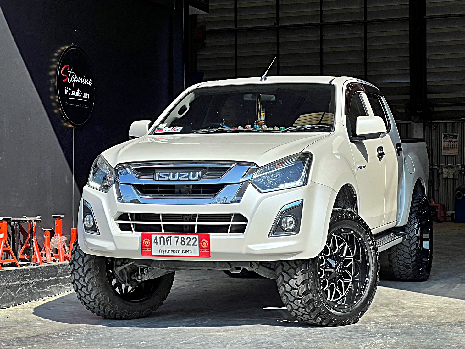 D-MAX แต่งทรงเมกาที่ STEP9