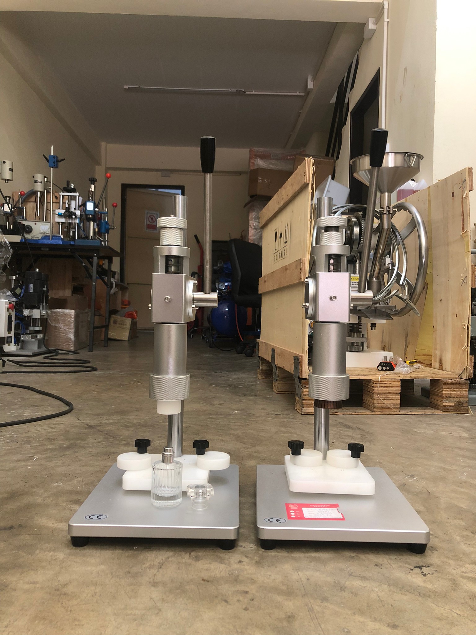 13935 เครื่องปิดขวดน้ำหอมสเปรย์ เครื่องปิดฝา แบบ มือโยก หนีบคอขวดน้ำหอม หนีบขวดยาฉีด