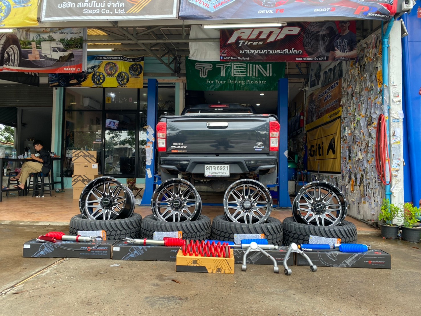 D-MAX จัดทรงเมกา ที่ STEP9 หล่อทุกลำ