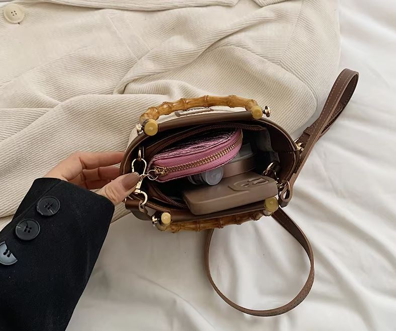 กระเป๋าสานสะพายแฟชั่น หูไม้ไผ่ ใส่มือถือได้ สายถอดออกได้ 🍩