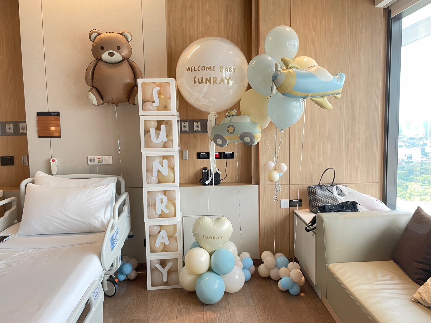 เซทลูกโป่งต้อนรับเด็ก ขนาด 36นิ้ว + กล่องใส่ลูกโป่ง 6ใบ + ช่อลูกโป่ง 7ลูก 1ช่อ + ลูกโป่งฟอยล์หมี 1ตัว + ลูกโป่งฟอยล์เครื่องบิน 1ใบ + ลูกโป่งฟอยล์รถ 1ใบ + ฐานตั้งลูกโป่งหัวใจขนาด 18นิ้ว 1ฐาน