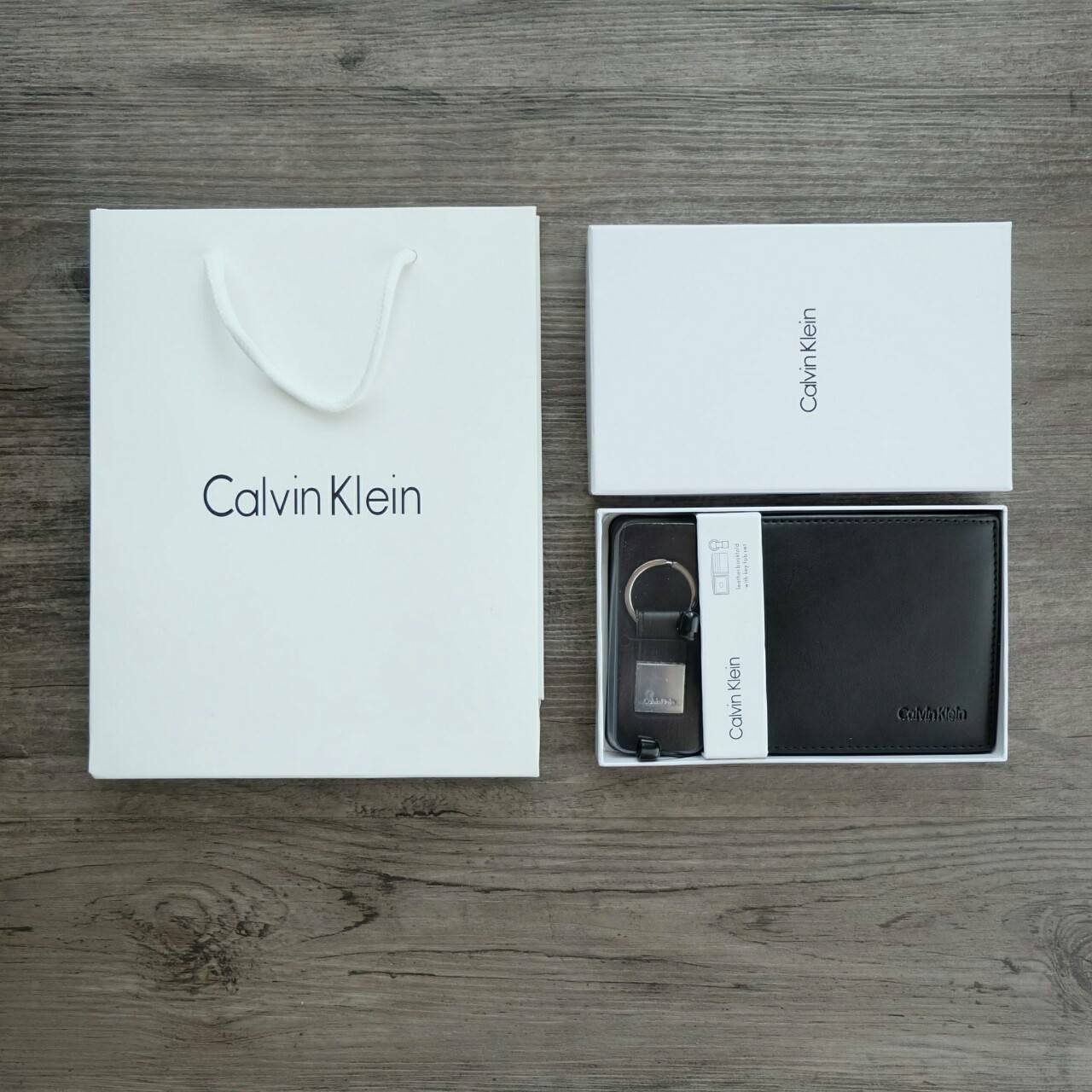 กระเป๋าสตางค์ใบสั้น Calvin Klein Leather Bookfold with Key Fob Set