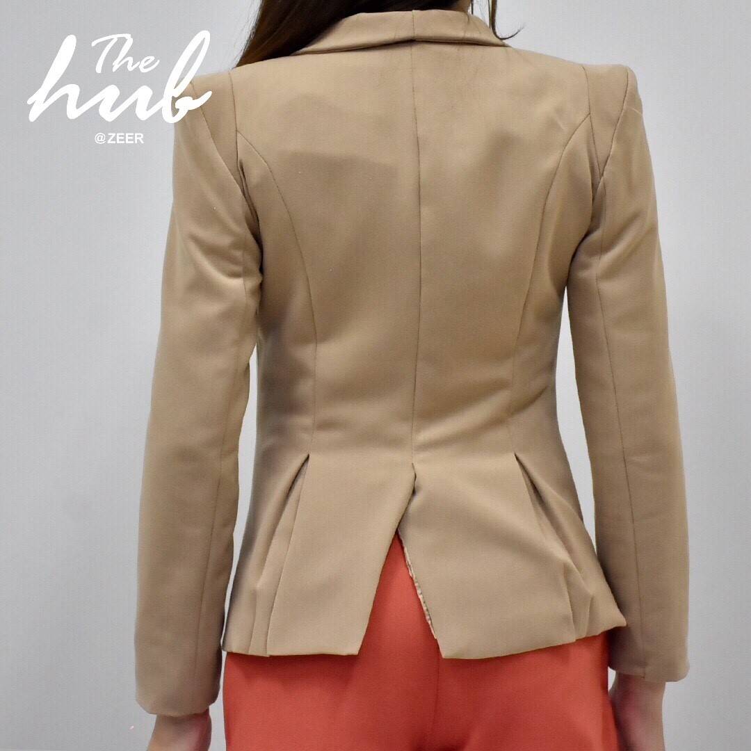 เสื้อสูทสีน้ำตาลอ่อน