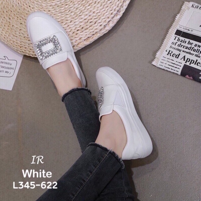 รองเท้าหุ้มส้นแต่งเพชรสี่เหลี่ยม