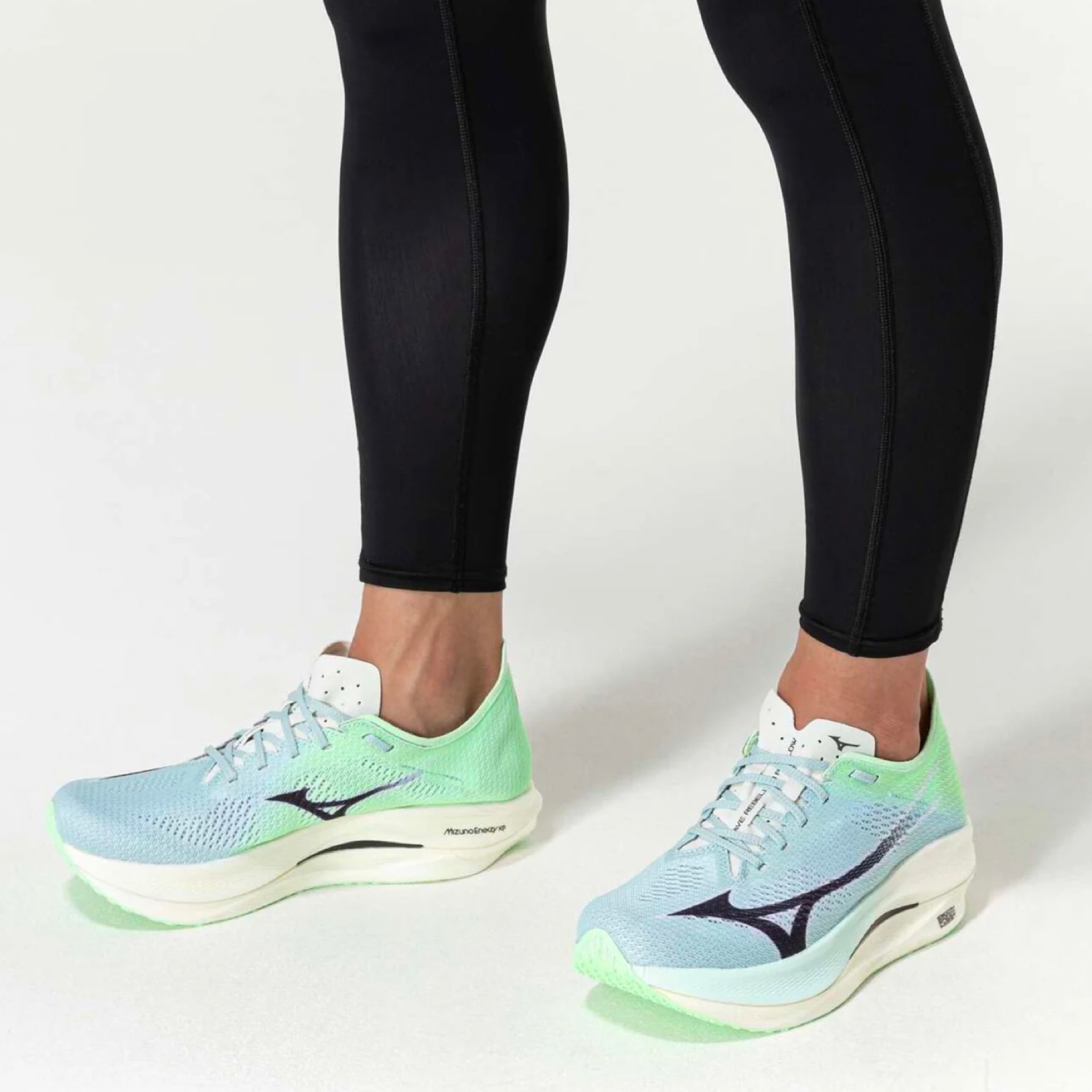 รองเท้าวิ่ง Mizuno Wave Rebellion Pro Low (M7.5/9US)