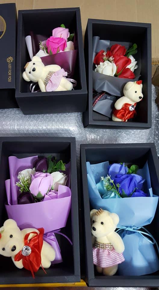 ช่อดอกไม้กับตุ๊กตาหมี