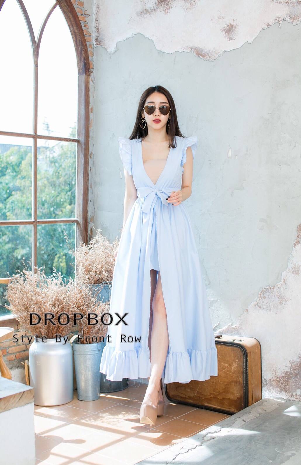 เดรสคอวีลึก แขนกุดระบาย