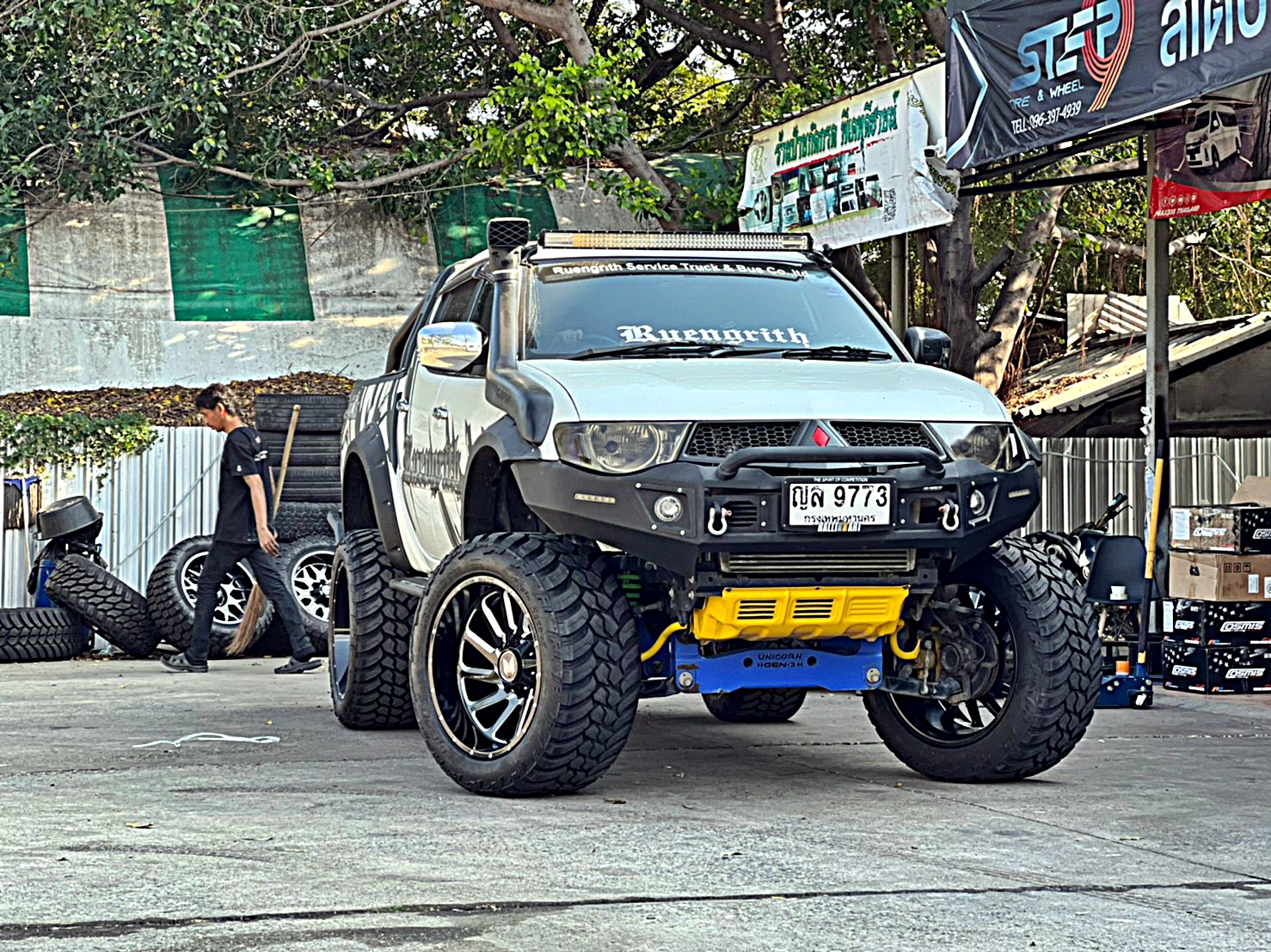 TRITON ทรงเมกา ที่ STEP9