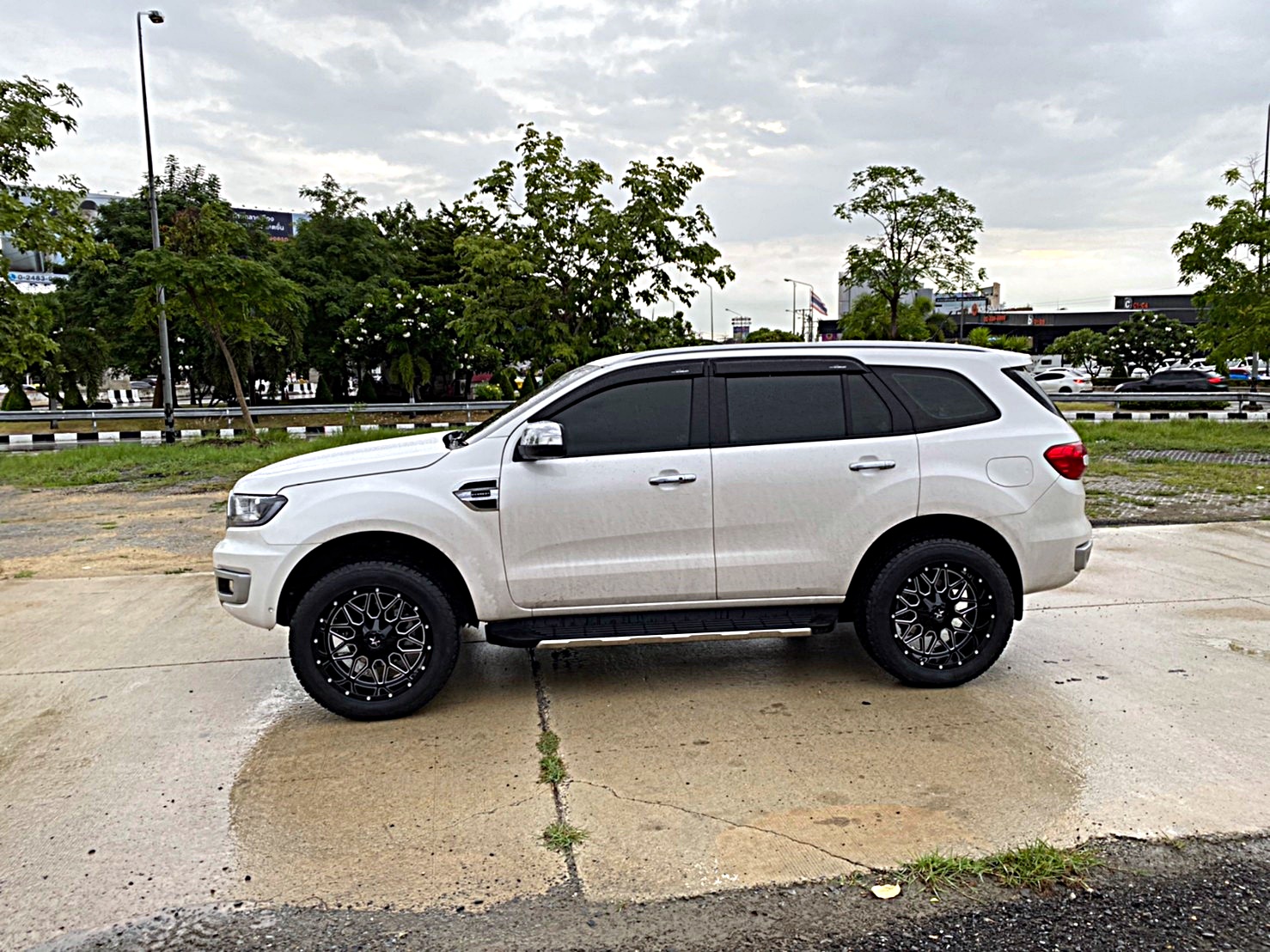 FORD EVEREST แบบไม่ยก