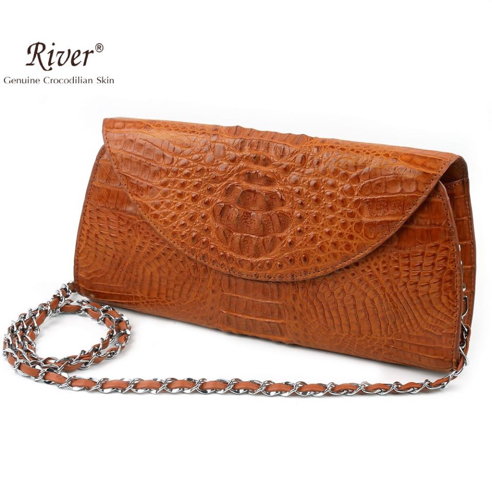 กระเป๋าหนังจระเข้แท้ ส่วนโหนก มีสะพายข้าง สีแทน