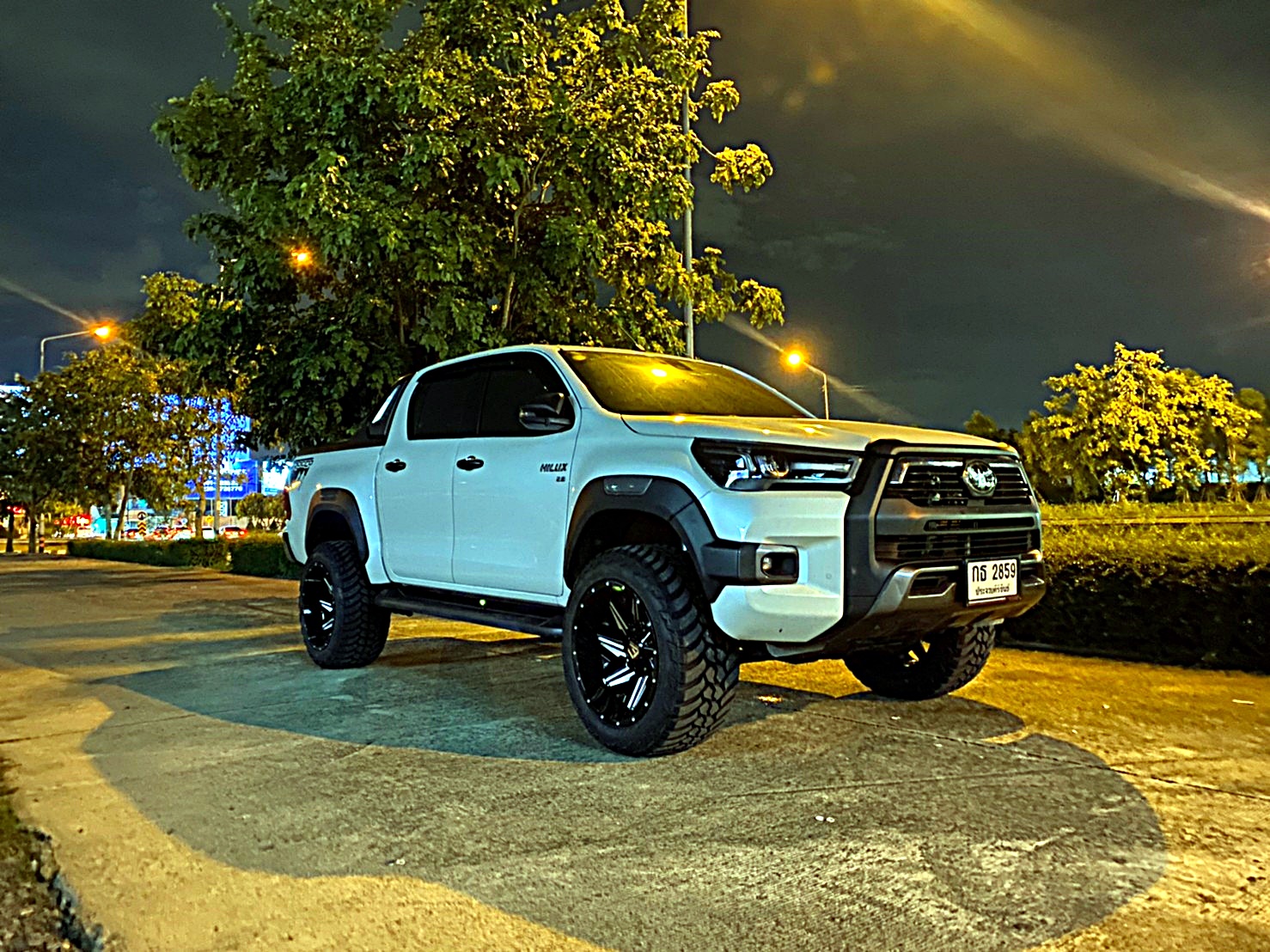 TOYOTA REVO ทรงเมกา