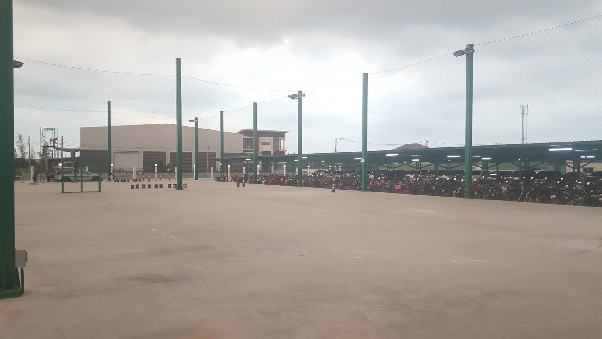 รับ ติดตั้ง ซ่อม ตาข่ายกั้นสนามฟุตบอลในนิคมโรงงาน มีระบบ Safety ตามนโยบายความปลอดภัยควบคุมโดยวิศวกร