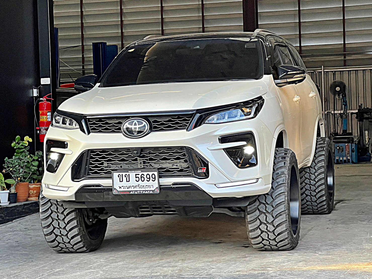 TOYOTA FORTUNER อยุธยา แต่งทรงเมกาที่ STEP9