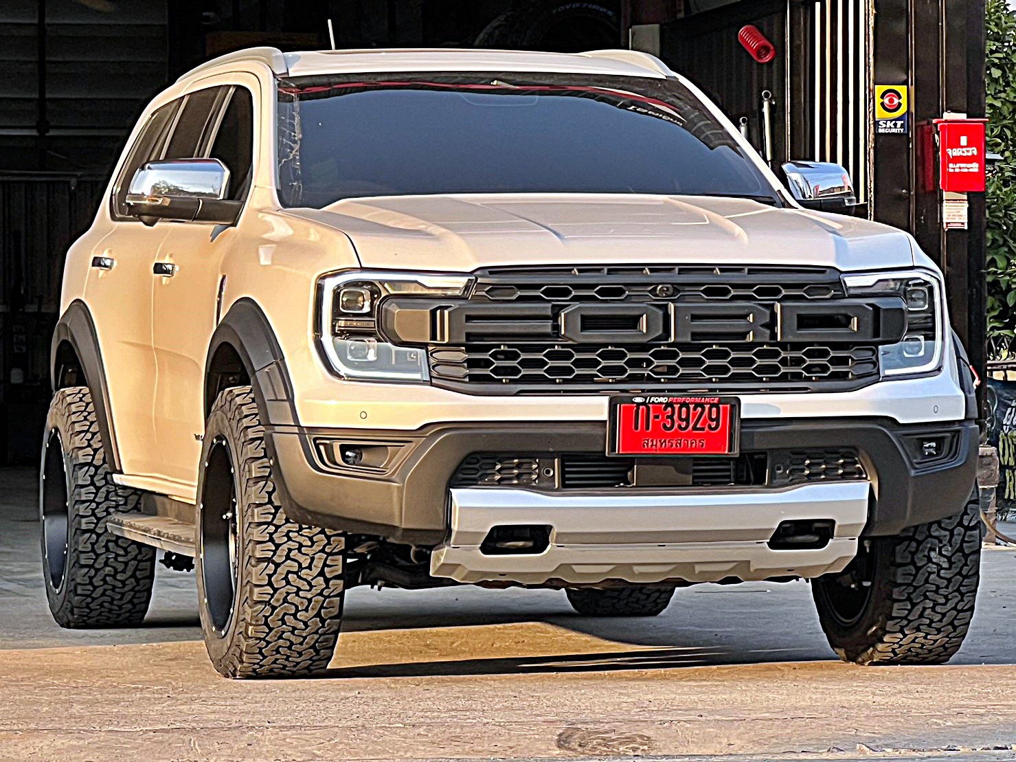 FORD EVEREST NEXTGEN แต่งวทรงเมกาที่ STEP9