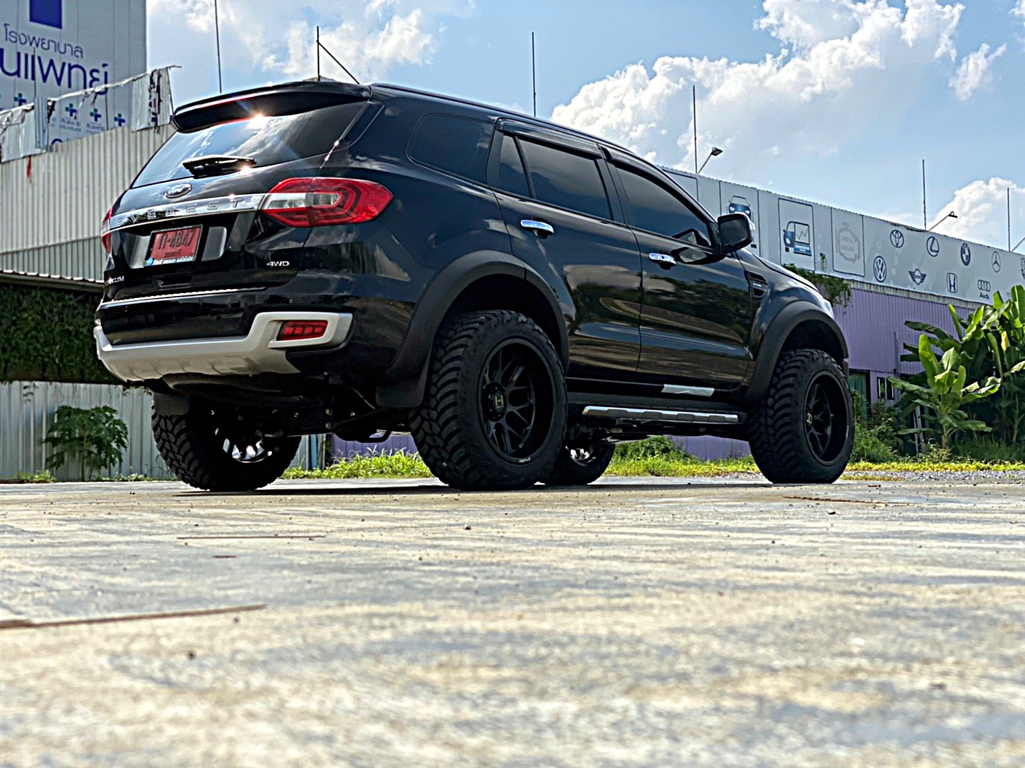 FORD EVEREST ทรงเมกา ล้อ HOSTILE H120 โคตรหล่อ