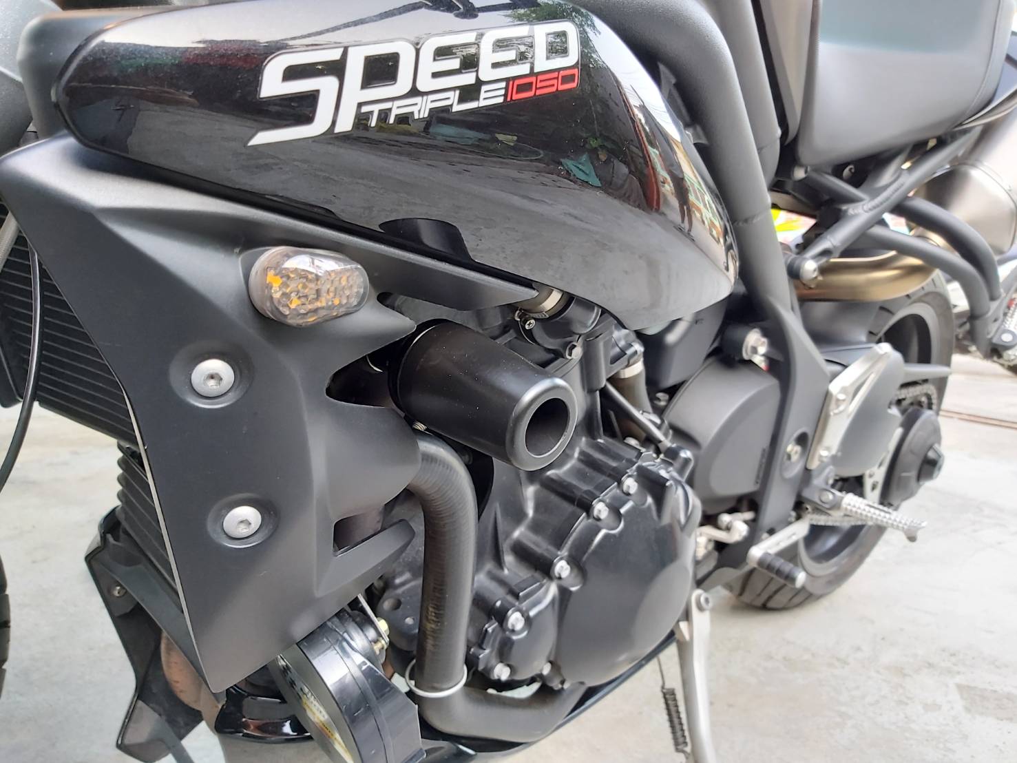 กันล้มข้าง 2011 - 2017 Speed Triple 1050 Frame Sliders No Cut แบร์นMothracing สีดำ