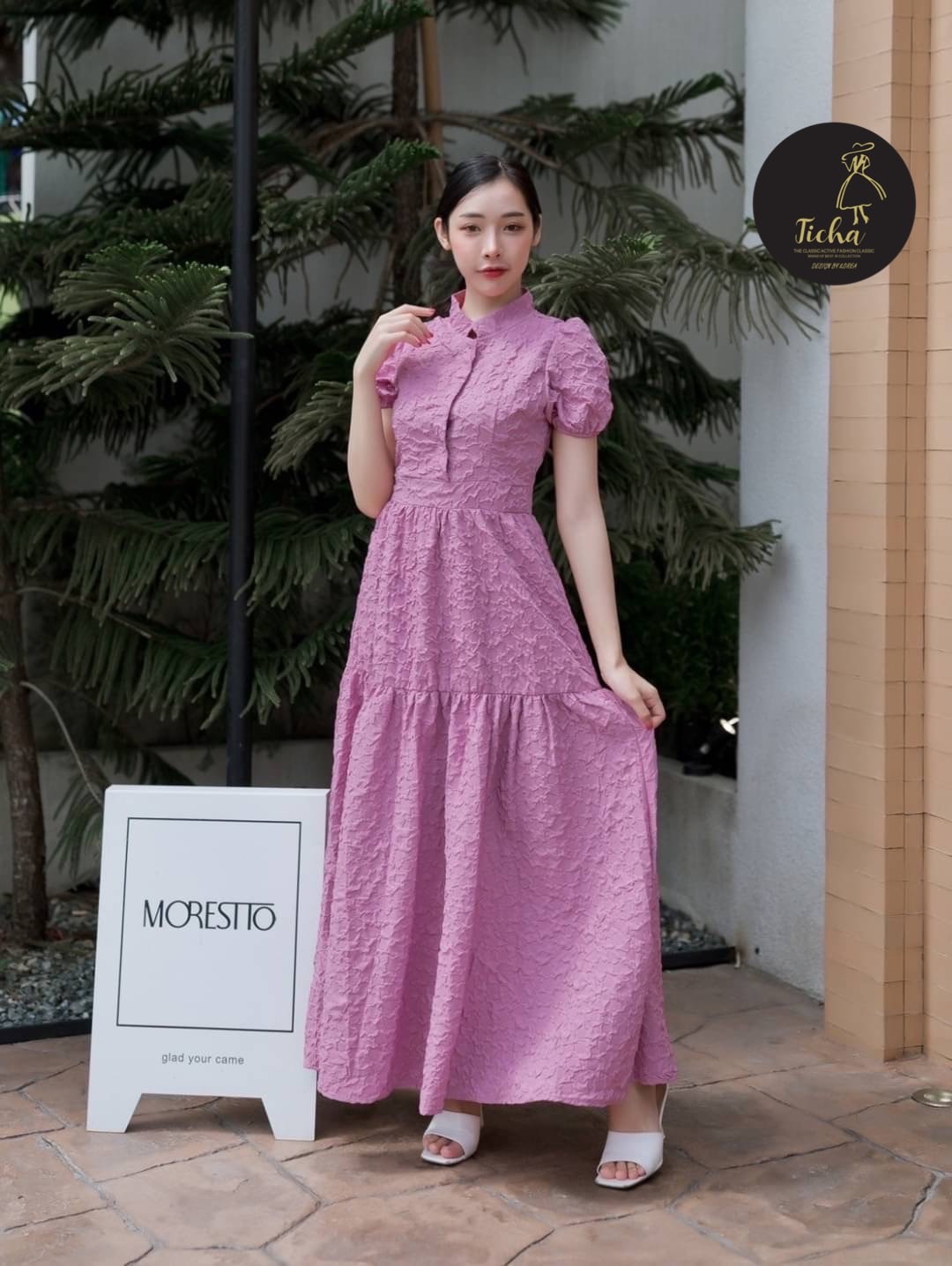 Maxiเดรสสีม่วงแขนตุ๊กตา คอจีนอกแต่งกระดุมแป๊กครึ่งตัว มีซิปข้าง เนื้อผ้าดีมีเนื้อสัมผัส ลายนูนๆ พร้อมด้วยซับใน ไม่บางค่ะ ทรงยาว น่ารักมากๆๆค่ะ