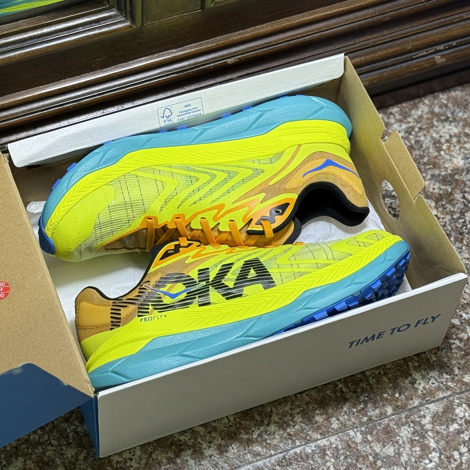 รองเท้าวิ่งเทรล HOKA Carbon Tecton X 2 (M9US)