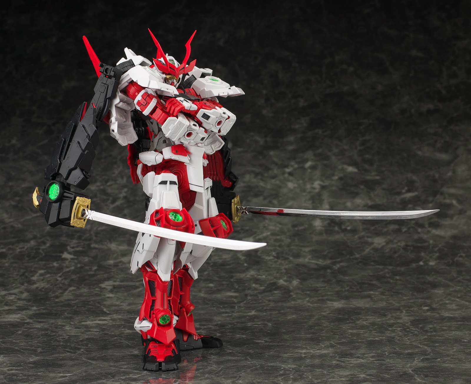 MG 1/100 SENGOKU ASTRAY GUNDAM