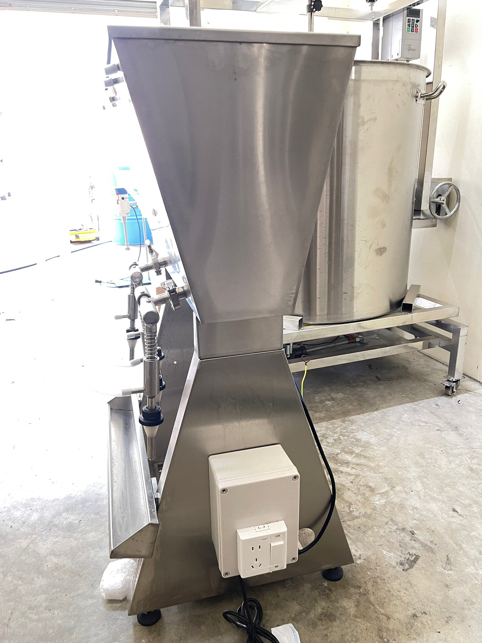 17173 เครื่องบรรจุเหล้า สุรา น้ำ/ซอส/น้ำส้มสายชู/น้ำมันสำหรับบริโภค HY0407