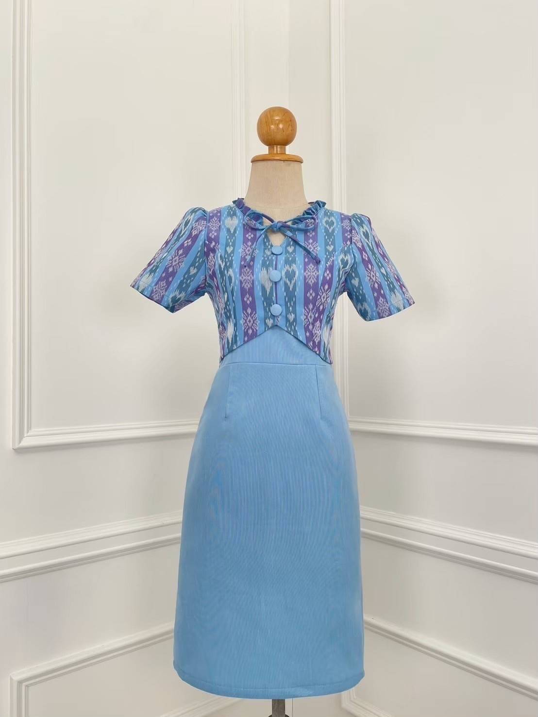 ชุดเดรสผ้าทอลายแต่งกั๊ก โทนฟ้า