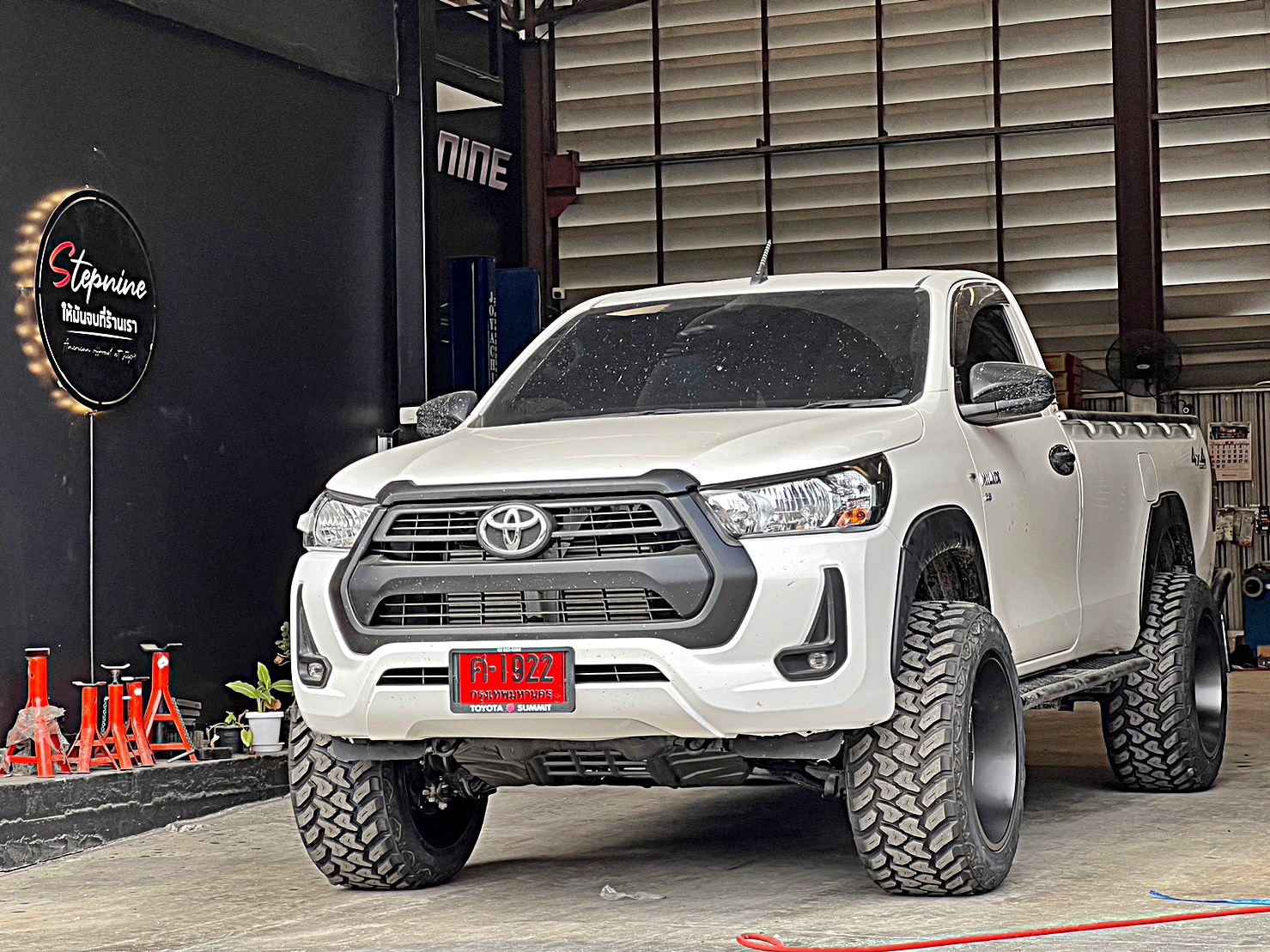 TOYOTA REVO แต่งทรงเมกาที่ STEP9