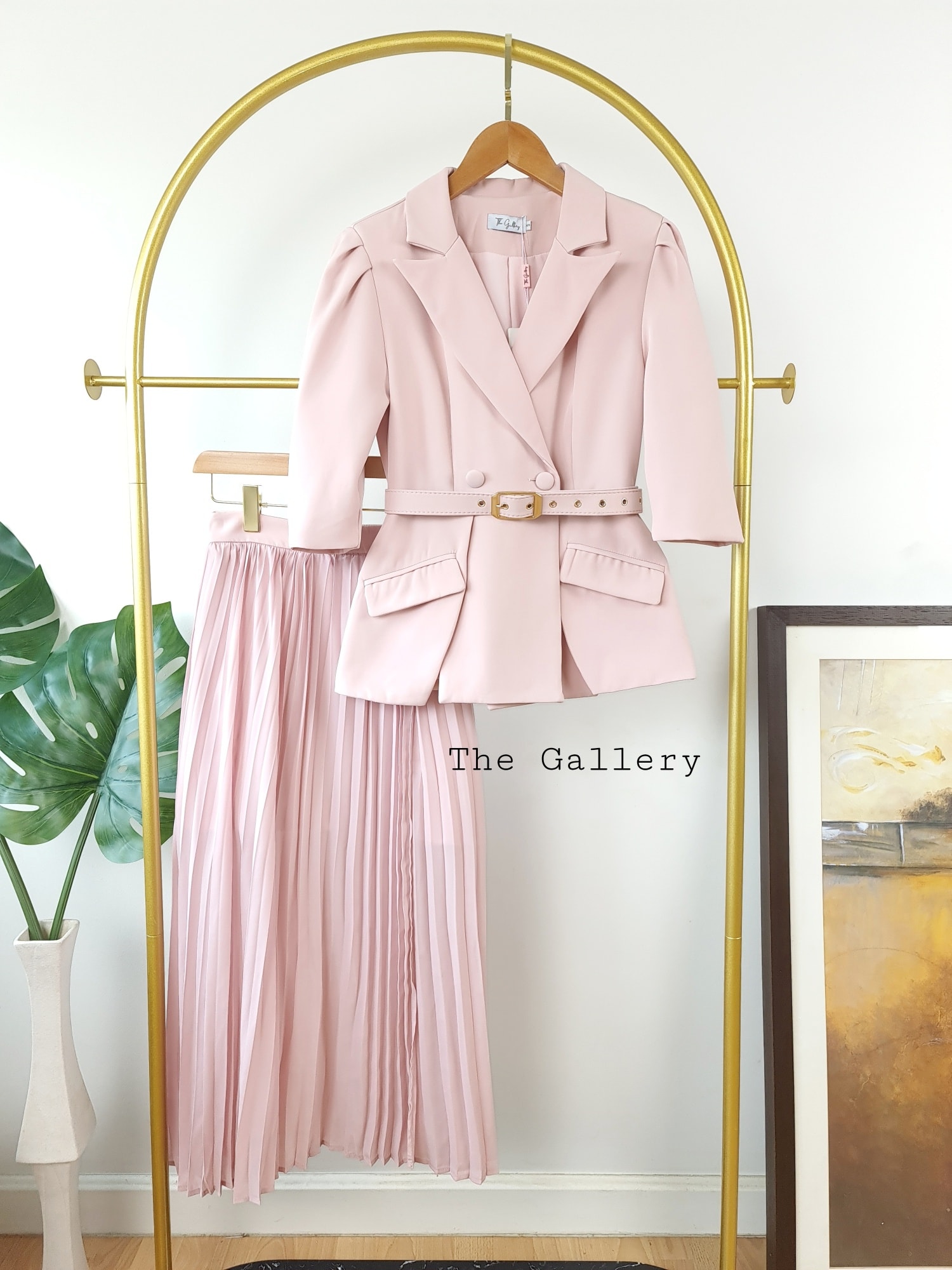 ชุดเซ็ตเสื้อสูทและกระโปรงอัดพลีตพร้อมเข็มขัดในตัว จะออกงานหรือจะแมตซ์ชุดไปทำงาน /ไปเที่ยวต่างประเทศก็ครีเอตลุคสวย