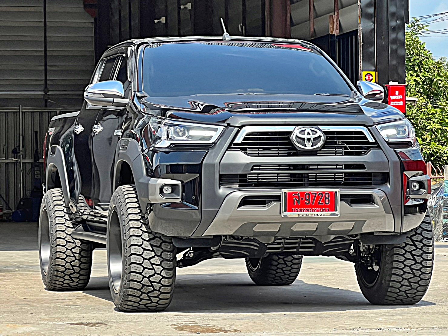 TOYOTA REVO แต่งทรงเมกาที่ STEP9