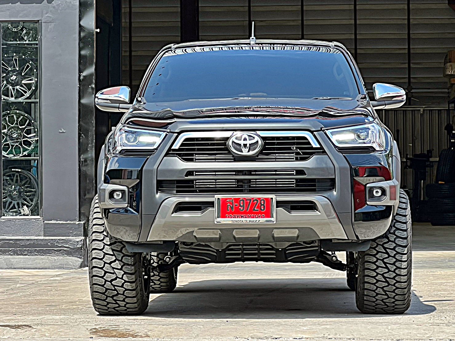 TOYOTA REVO แต่งทรงเมกาที่ STEP9