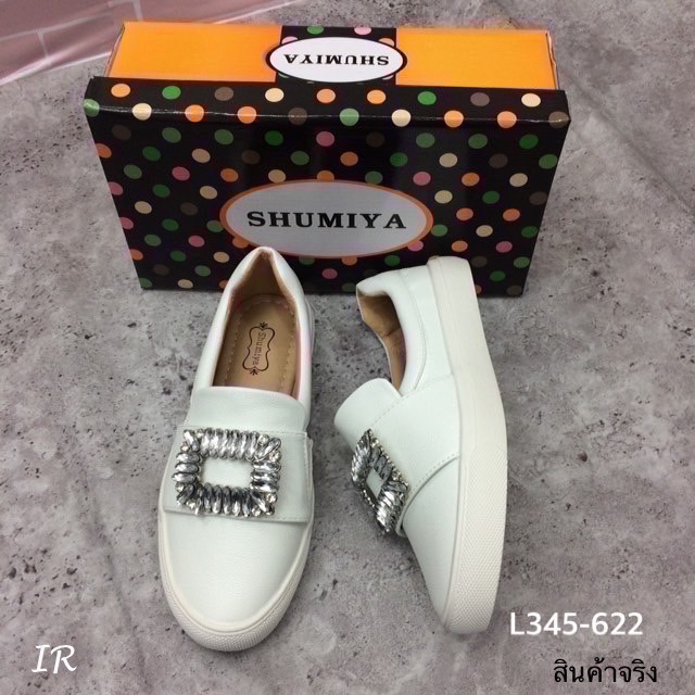 รองเท้าหุ้มส้นแต่งเพชรสี่เหลี่ยม