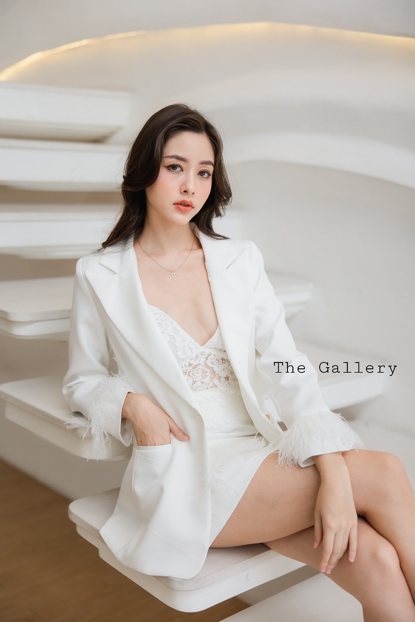 ชุดเซ็ตเสื้อสูทและกระโปรงตัดต่อขนนกสุดหรูหรา สวมใส่ได้หลากหลายโอกาส หรือจะแมตซ์ชุดไปทำงาน /ไปเที่ยวต่างประเทศก็ครีเอตลุคสวย