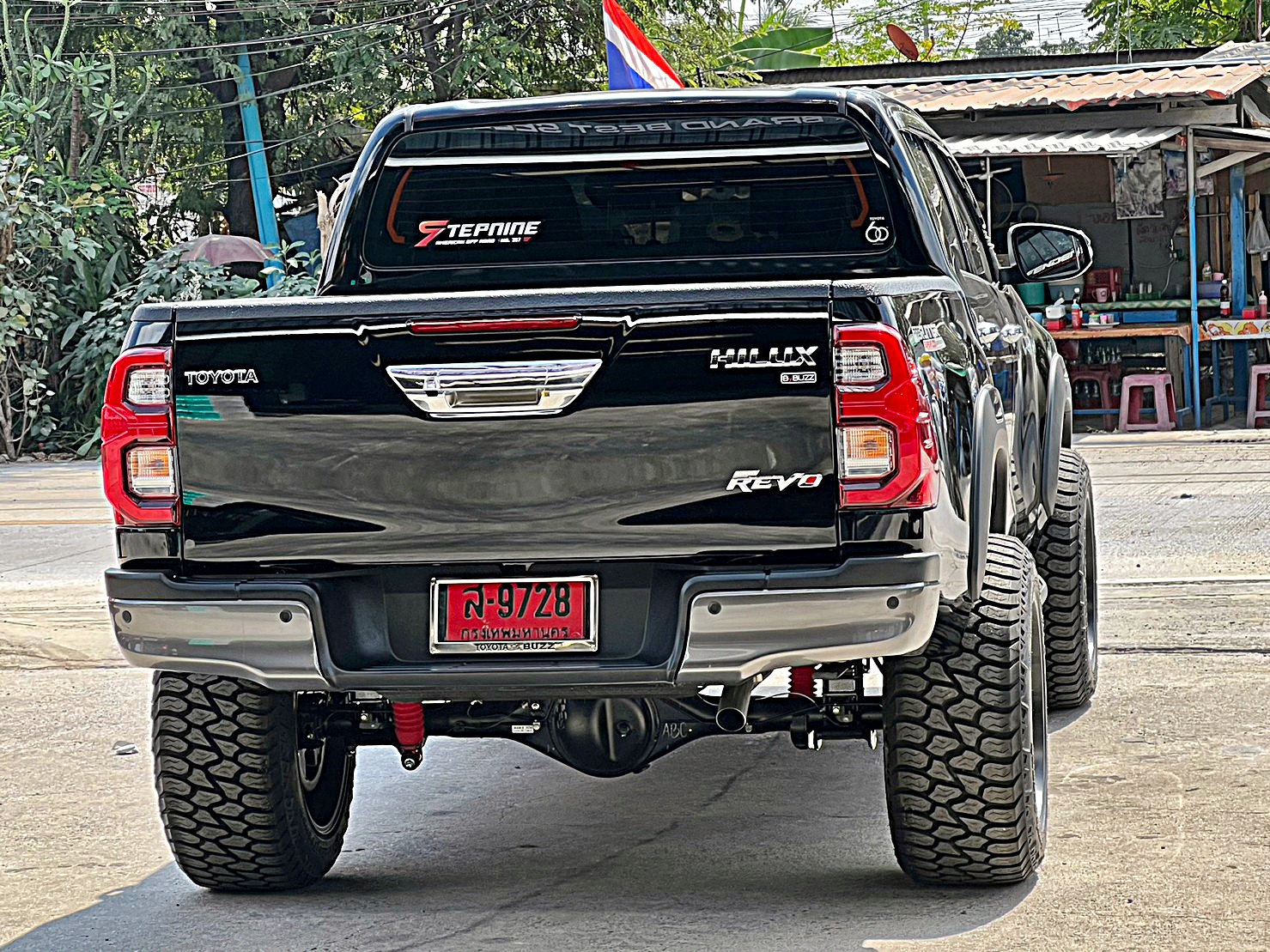 TOYOTA REVO แต่งทรงเมกาที่ STEP9