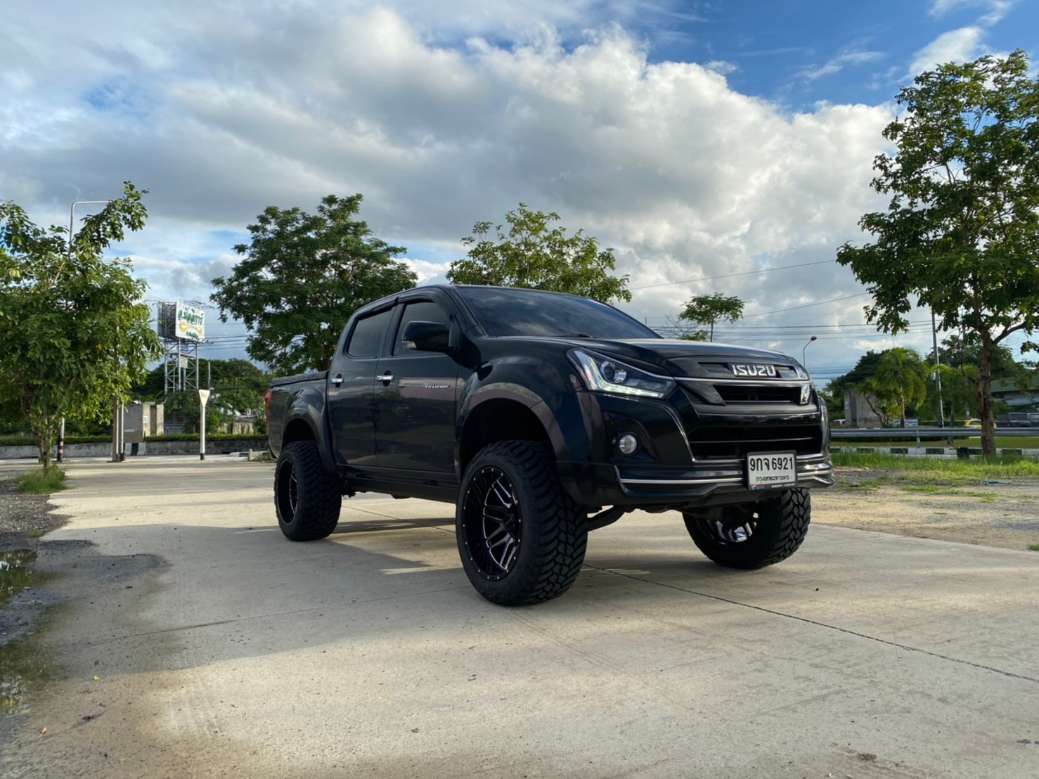 D-MAX จัดทรงเมกา ที่ STEP9 หล่อทุกลำ