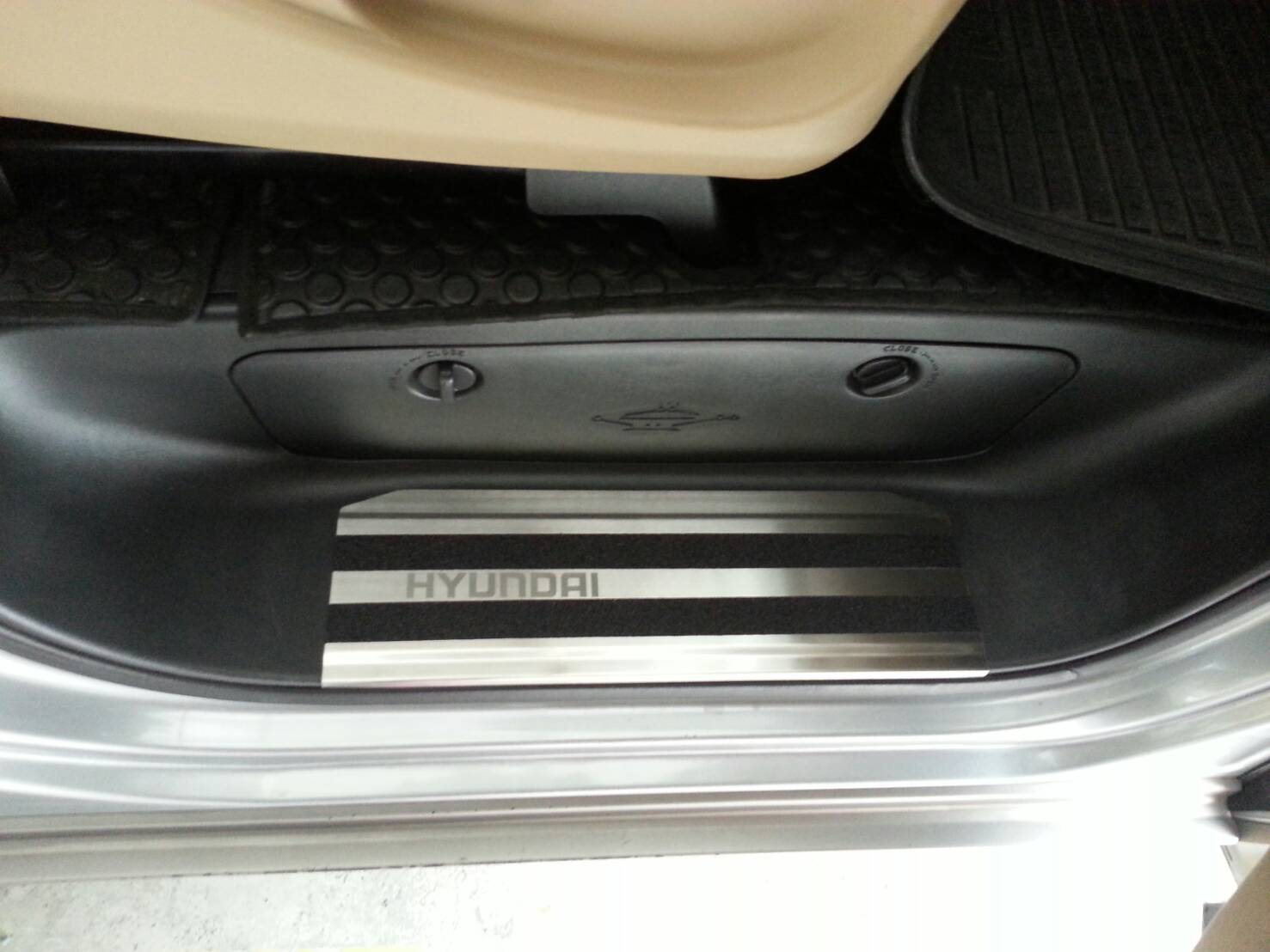 Scuff Plate "Hyundai" for H-1 ( กาบบันได มีโลโก้ "Hyundai" )