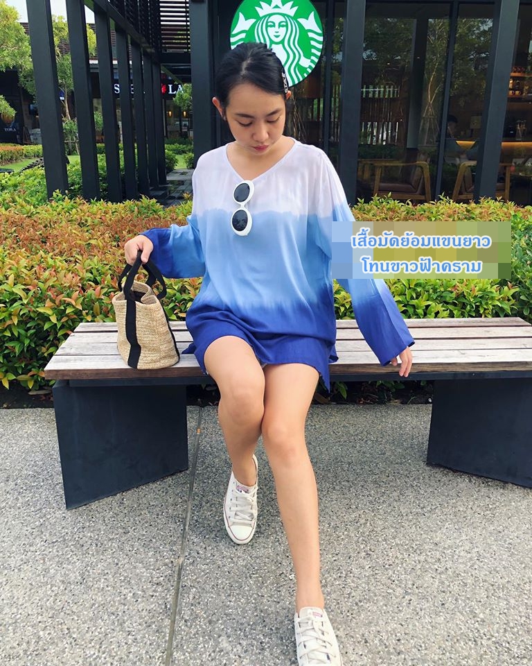 เสื้อมัดย้อมแขนยาว โทนขาวฟ้าคราม