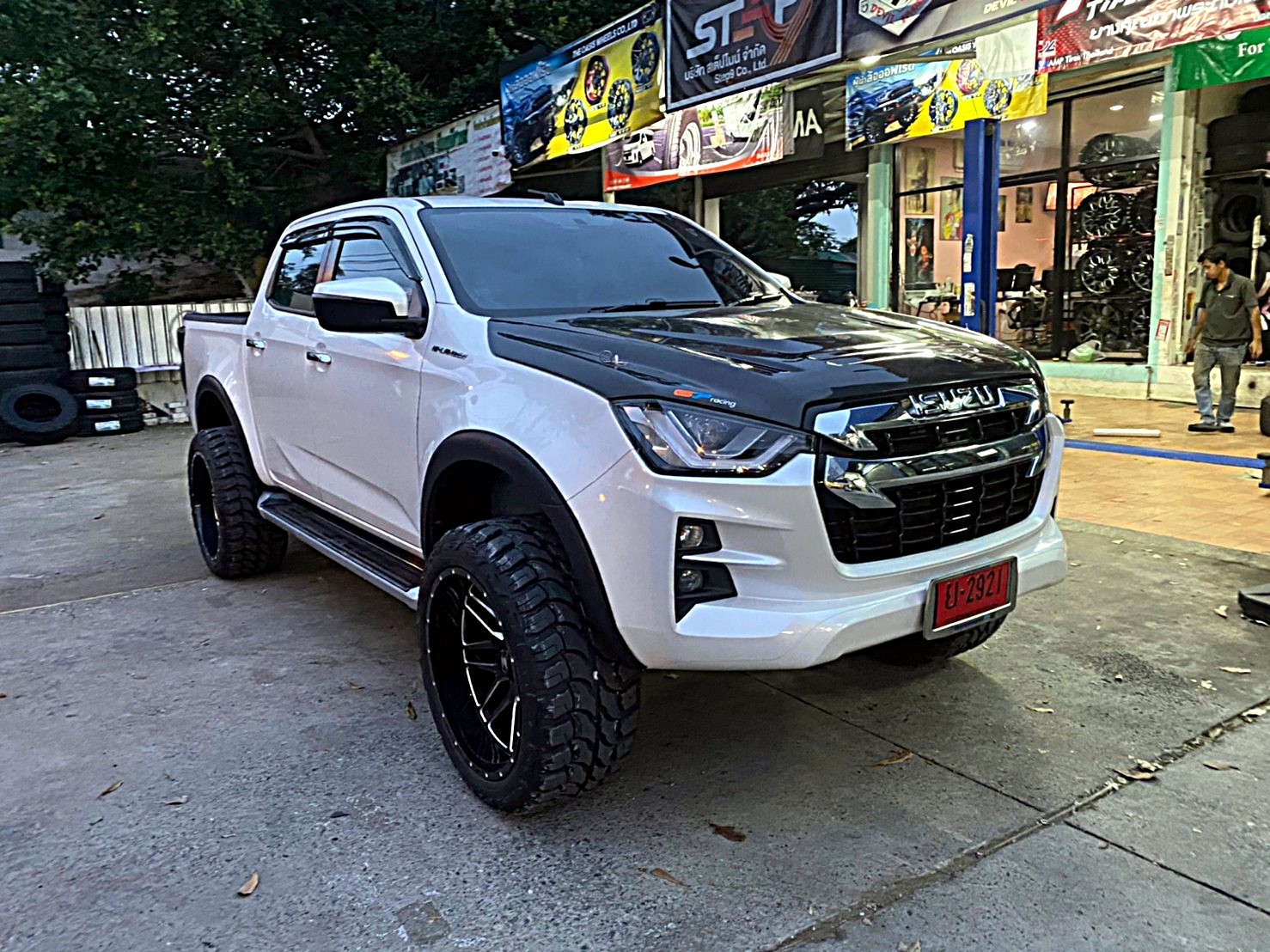 D-MAX ทรงเมกา ผลงานจาก STEP9