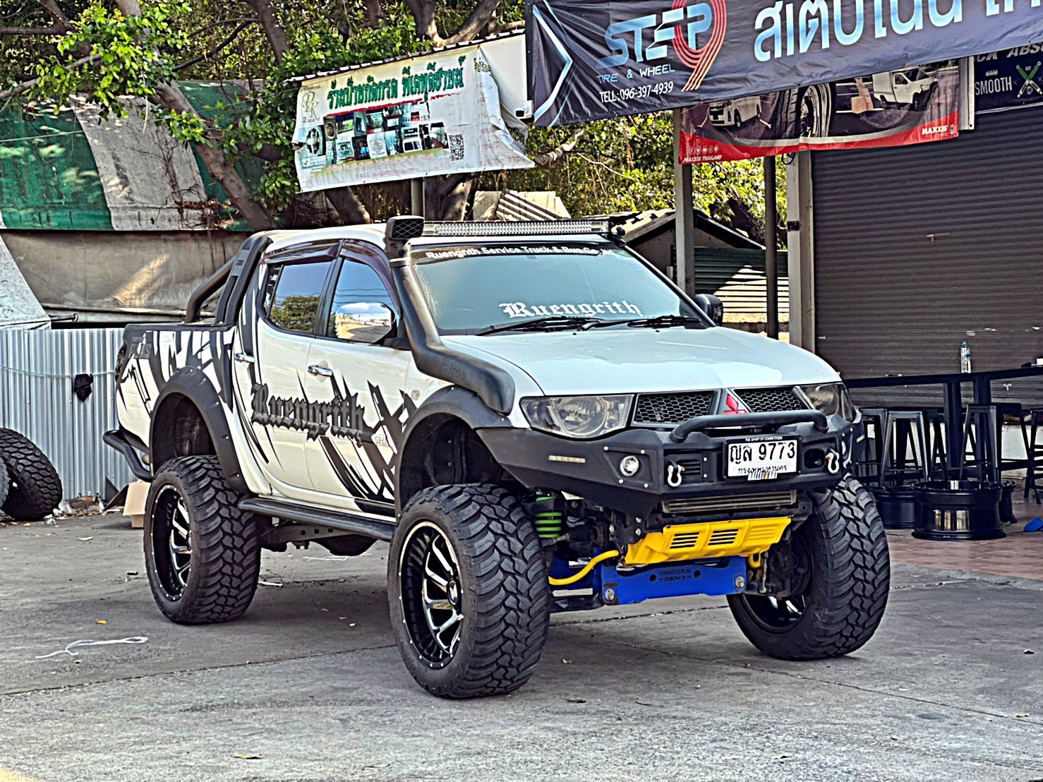 TRITON ทรงเมกา ที่ STEP9