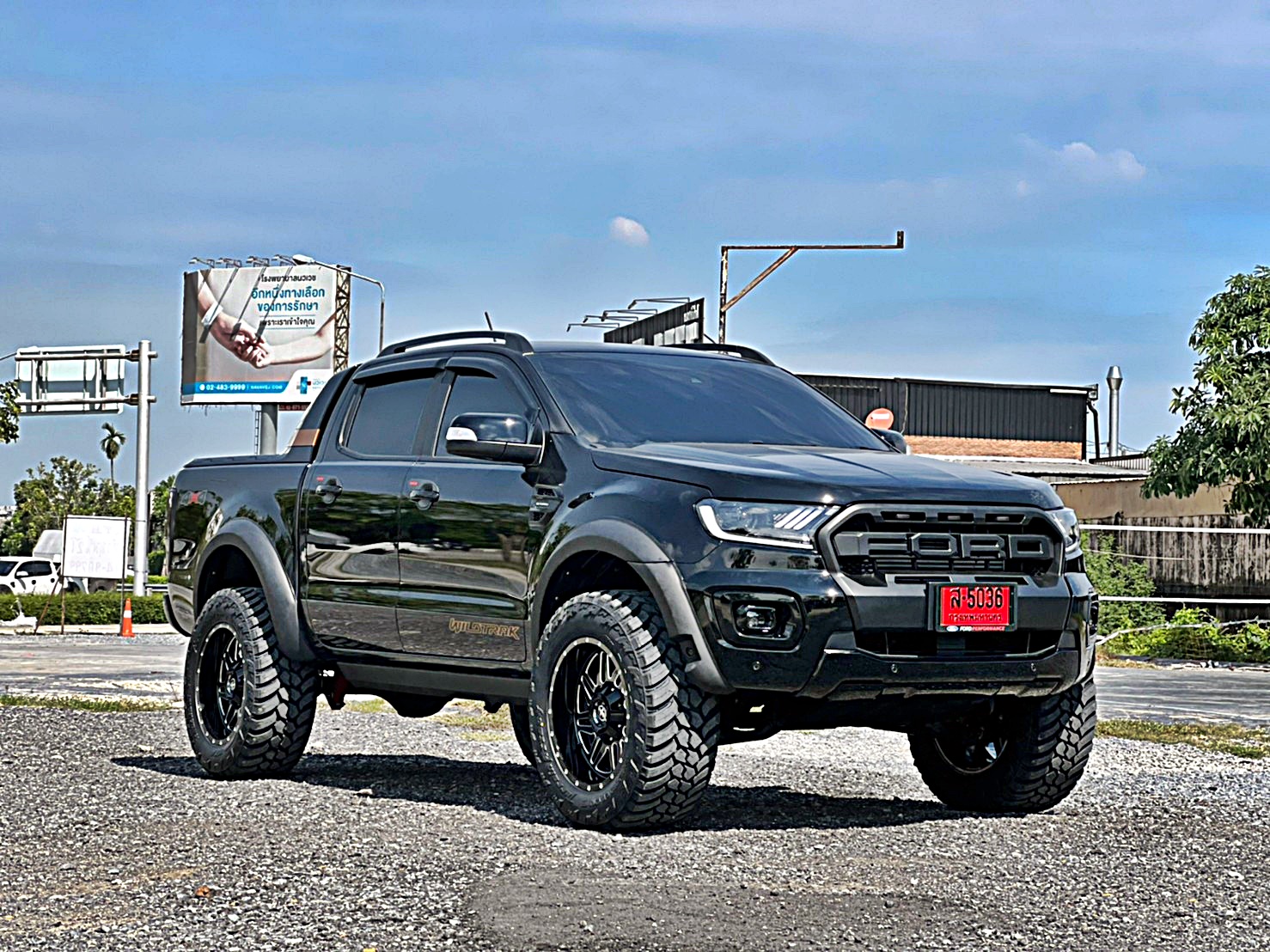 FORD WILDTRAK ชุดแต่งรอบคัน ทรงเมกาที่ STEP9